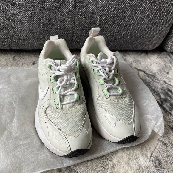 Nike Air Max in light green
Size: US 6 / UK 3.5 / CM 23 - Picture 1 of 7